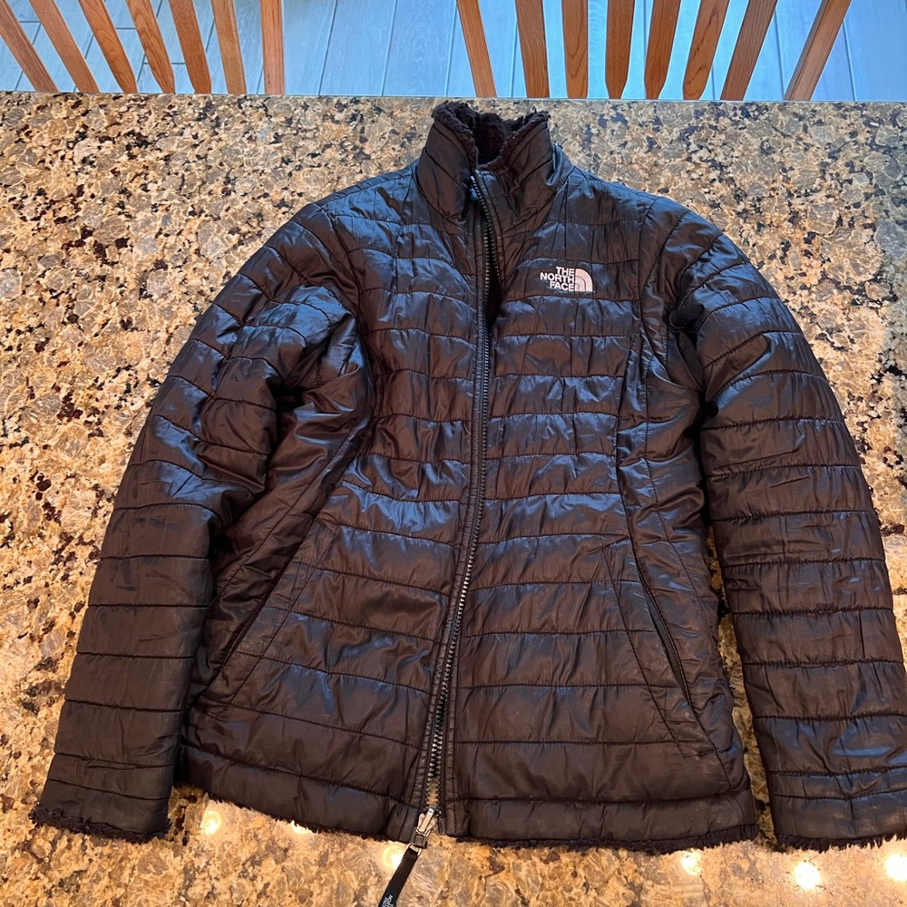 The Noth Face Sherpa double sided black in black. Girls size large (14/16)